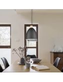 Lámpara de techo LED metal y madera Jagger negra encendida  en un comedor