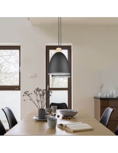 Lámpara de techo LED metal y madera Jagger negra encendida  en un comedor