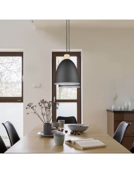 Lámpara de techo LED metal y madera Jagger negra encendida  en un comedor