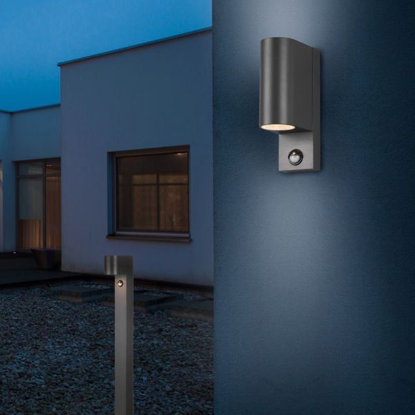 Baliza LED exterior grande con sensor de movimiento Roya IP44 ambiente