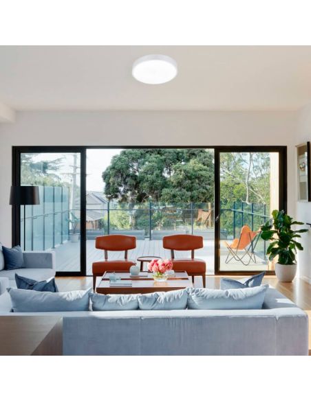 Petit plafonnier LED Waco blanc 28W 3200lm dimmable dans un salon