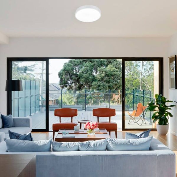 Petit plafonnier LED Waco blanc 28W 3200lm dimmable dans un salon