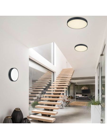 Plafon LED redondo Waco preto médio em um corredor