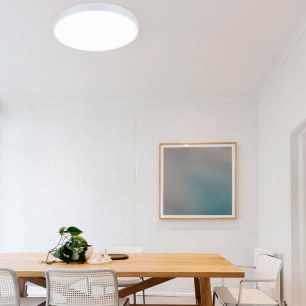 Plafón LED redondo grande blanco Waco en un comedor