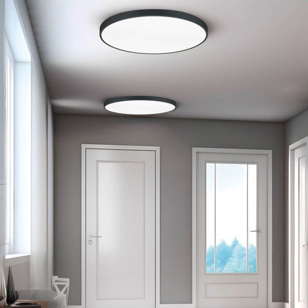 Waco grand plafonnier LED rond noir dans un couloir
