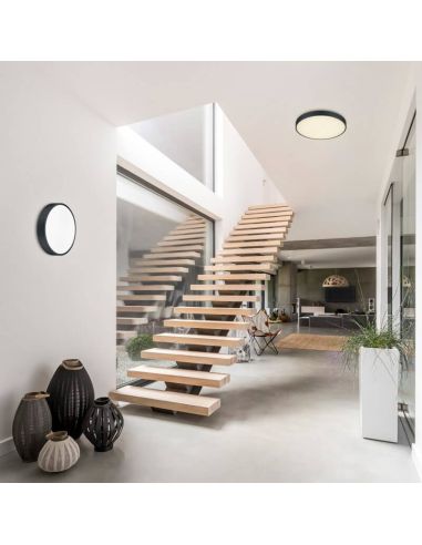 Plafon LED preto pequeno Waco 28W 3200lm regulável em uma sala de estar