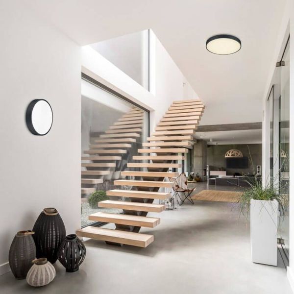 Waco petit plafonnier LED noir 28W 3200lm dimmable dans un salon