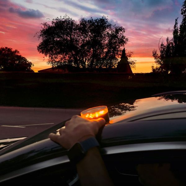 Farol V-16 aprovado conectado ao DGT 3.0 IoT - visto no carro