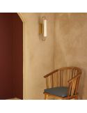 Aplique LED vertical coleção Ison gold em uma sala de estar