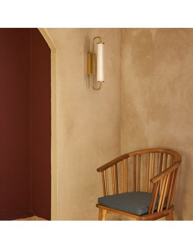 Aplique de pared LED vertical colección Ison oro en un salón