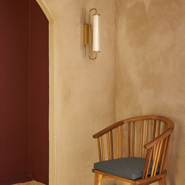 Aplique de pared LED vertical colección Ison oro en un salón
