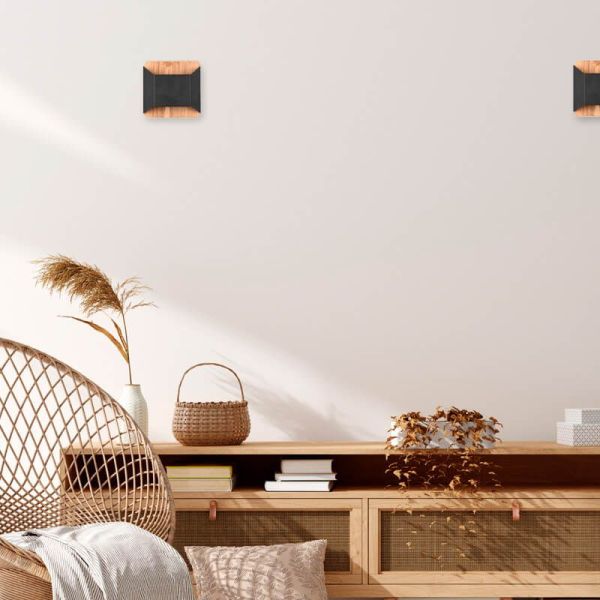 Applique LED Arino en métal et bois naturel dans un salon