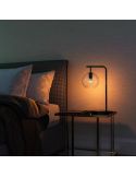 Bombilla esférica inteligente Philips Hue WA Luster en una lámpara