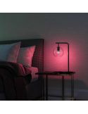 Bombilla esférica inteligente Philips Hue WCA Luster en una lámpara