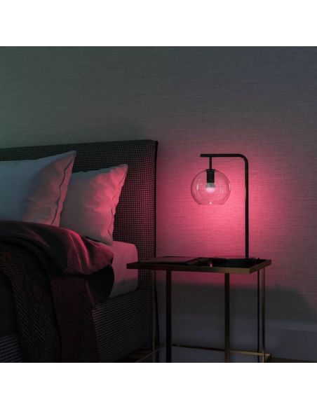 Bombilla esférica inteligente Philips Hue WCA Luster en una lámpara