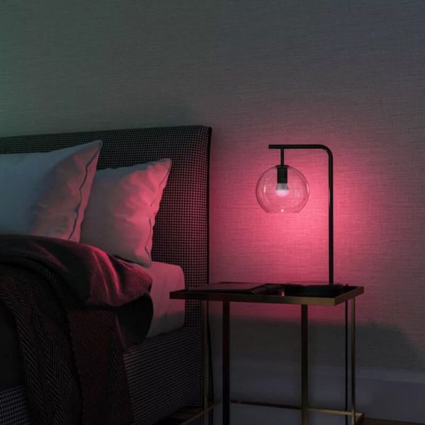 Bombilla esférica inteligente Philips Hue WCA Luster en una lámpara