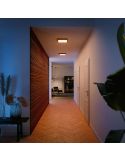 Painel LED inteligente Aurelle Philips Hue WA quadrado preto em um corredor