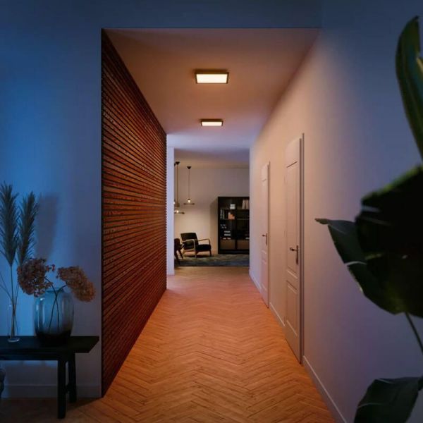 Painel LED inteligente Aurelle Philips Hue WA quadrado preto em um corredor