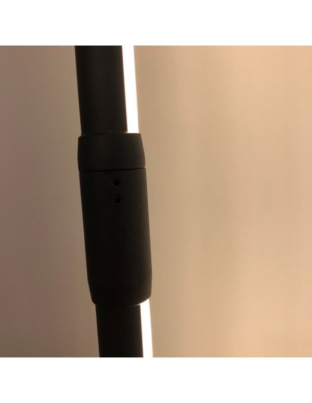 Candeeiro de pé vertical branco 7353 Detalhe Mantra | LeonLeds