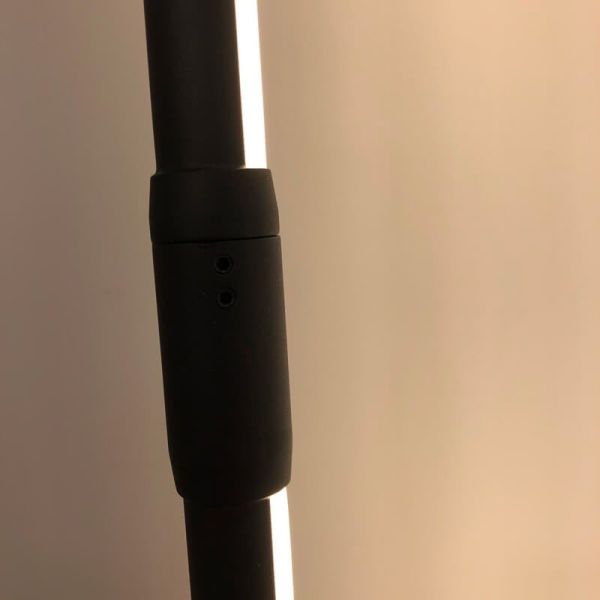 Candeeiro de pé vertical branco 7353 Detalhe Mantra | LeonLeds