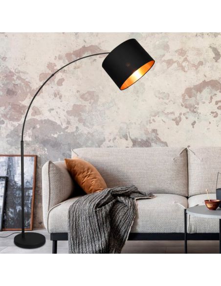 BOLIVIA Candeeiro de pé LED preto e dourado, interruptor de pé numa sala de estar