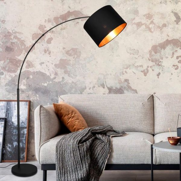 BOLIVIA Candeeiro de pé LED preto e dourado, interruptor de pé numa sala de estar