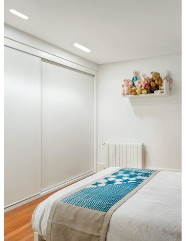Olympia LED de ArkosLight MINI instalado en el techo de un dormitorio para iluminar un armario empotrado | Leonleds iluminación
