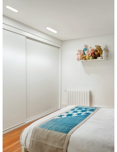 Olympia LED de ArkosLight MINI instalado en el techo de un dormitorio para iluminar un armario empotrado | Leonleds iluminación