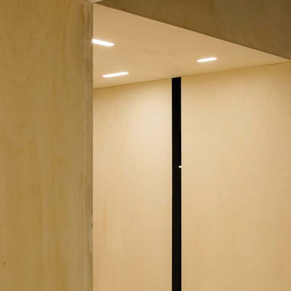 Olympia LED instalad en techo interior en una oficina | LeonLeds Iluminación decorativa