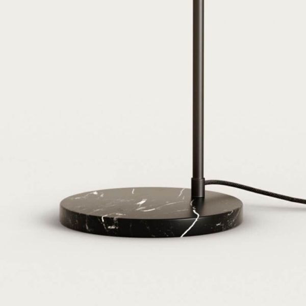 Candeeiro de mesa LED TURA regulável, detalhe da base em aço e mármore