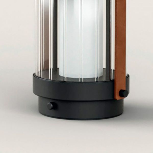 Lampe de table LED BALLY portable et détail de la base de la batterie rechargeable