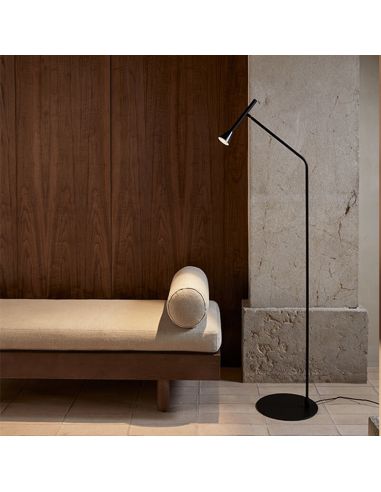 Lámpara de pie LED LYB acero color negro 5W 3000K IP20 en un salón