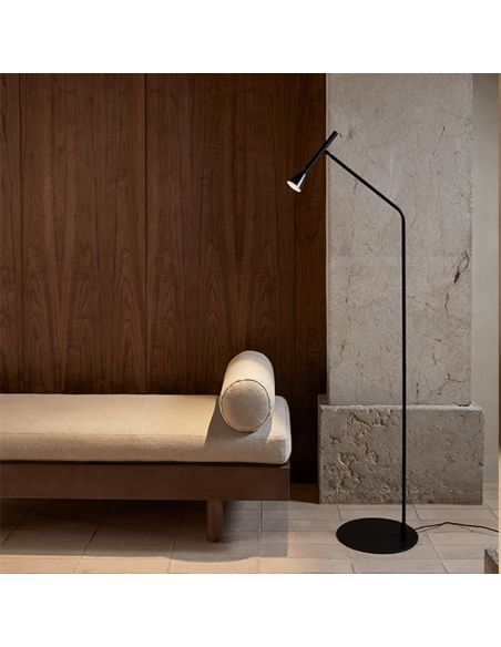 Candeeiro de pé LED LYB em aço preto 5W 3000K IP20 numa sala de estar