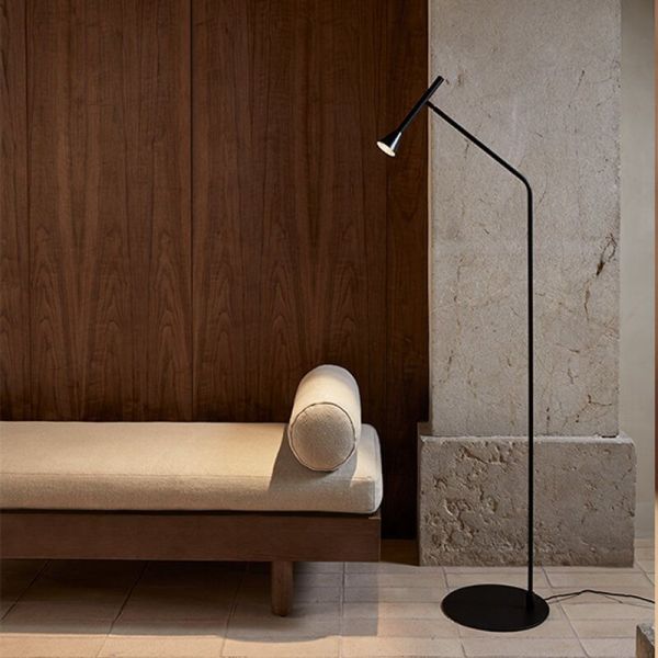 Lámpara de pie LED LYB acero color negro 5W 3000K IP20 en un salón