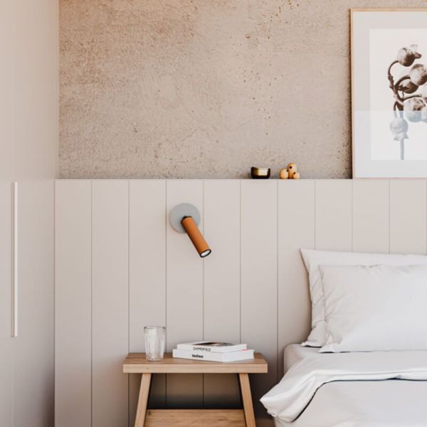 Arandela LED TURA com dimmer de toque na base em um quarto