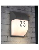 Aplique de pared MERSEY con sensor de oscuridad en una fachada