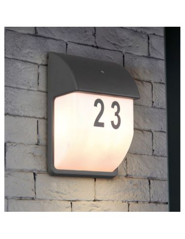 Aplique de pared MERSEY con sensor de oscuridad en una fachada
