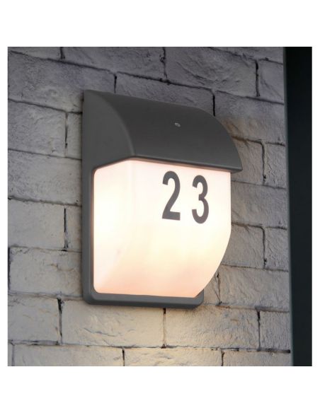 Aplique de pared MERSEY con sensor de oscuridad en una fachada