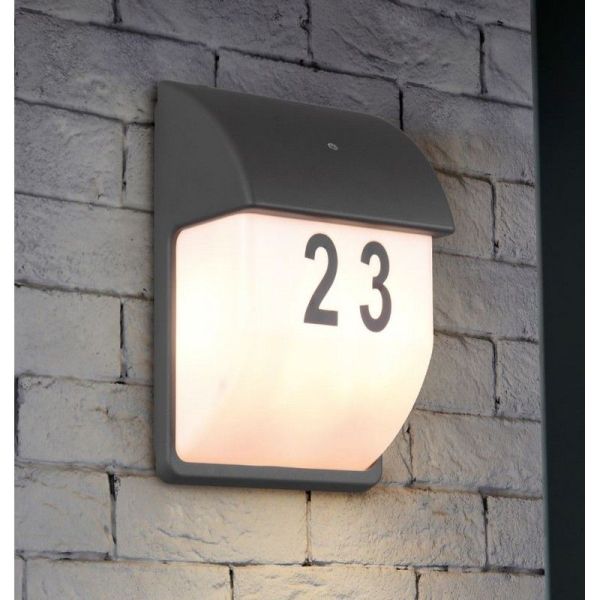 Aplique de pared MERSEY con sensor de oscuridad en una fachada