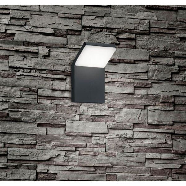 Aplique de pared LED PEARL sobre muro de piedra