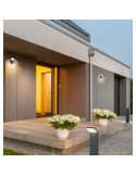 Aplique de pared LED exterior PEARL sensor movimiento en un jardín