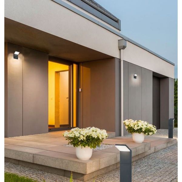 Aplique de pared LED exterior PEARL sensor movimiento en un jardín