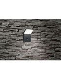 Aplique de pared LED exterior PEARL sensor movimiento en una pared de piedra