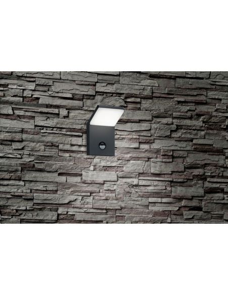 Aplique LED para exterior PEARL com sensor de movimento em uma parede de pedra