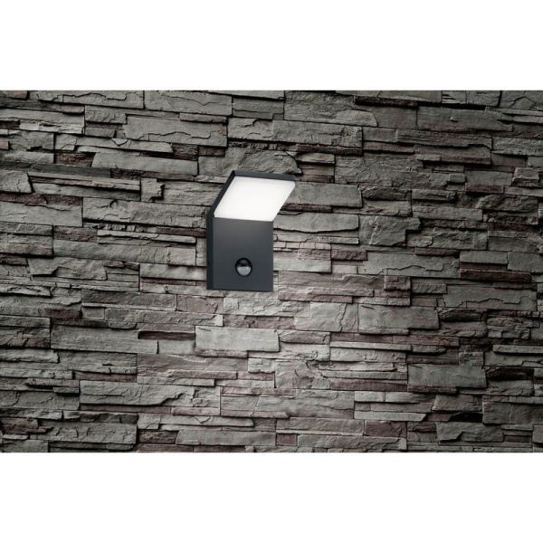 Aplique de pared LED exterior PEARL sensor movimiento en una pared de piedra