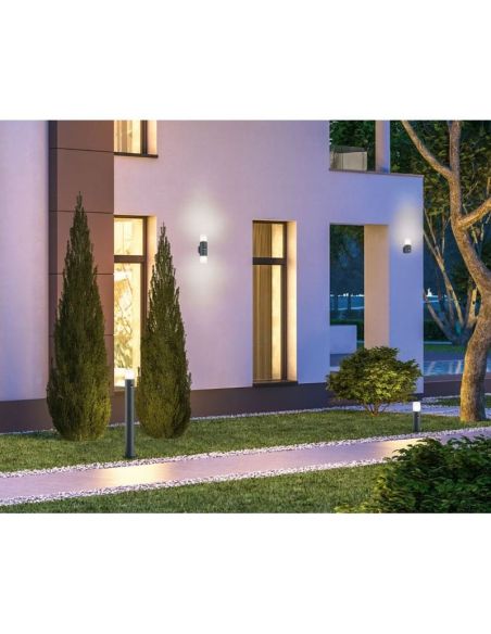 Aplique HOOSIC com 2 luzes para cima e para baixo com sensor de movimento em um jardim