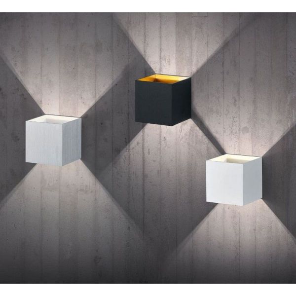 A luminária de parede LED quadrada LOUIS 2 ilumina detalhes para cima e para baixo em uma parede