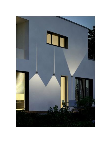 Applique LED carrée ADAJA en façade d'un mur