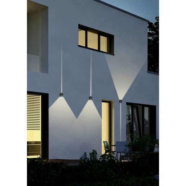 Aplique LED quadrado ADAJA na fachada de uma parede