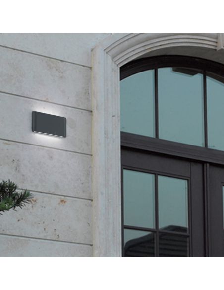 Aplique pared LED exterior THAMES II luz arriba y abajo blanco en una pared